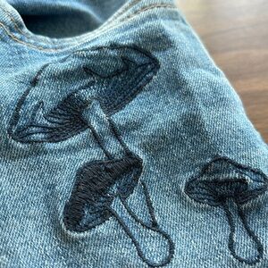 EUC Abercrombie kids 9/10 wide leg jeans with embroidered mushrooms